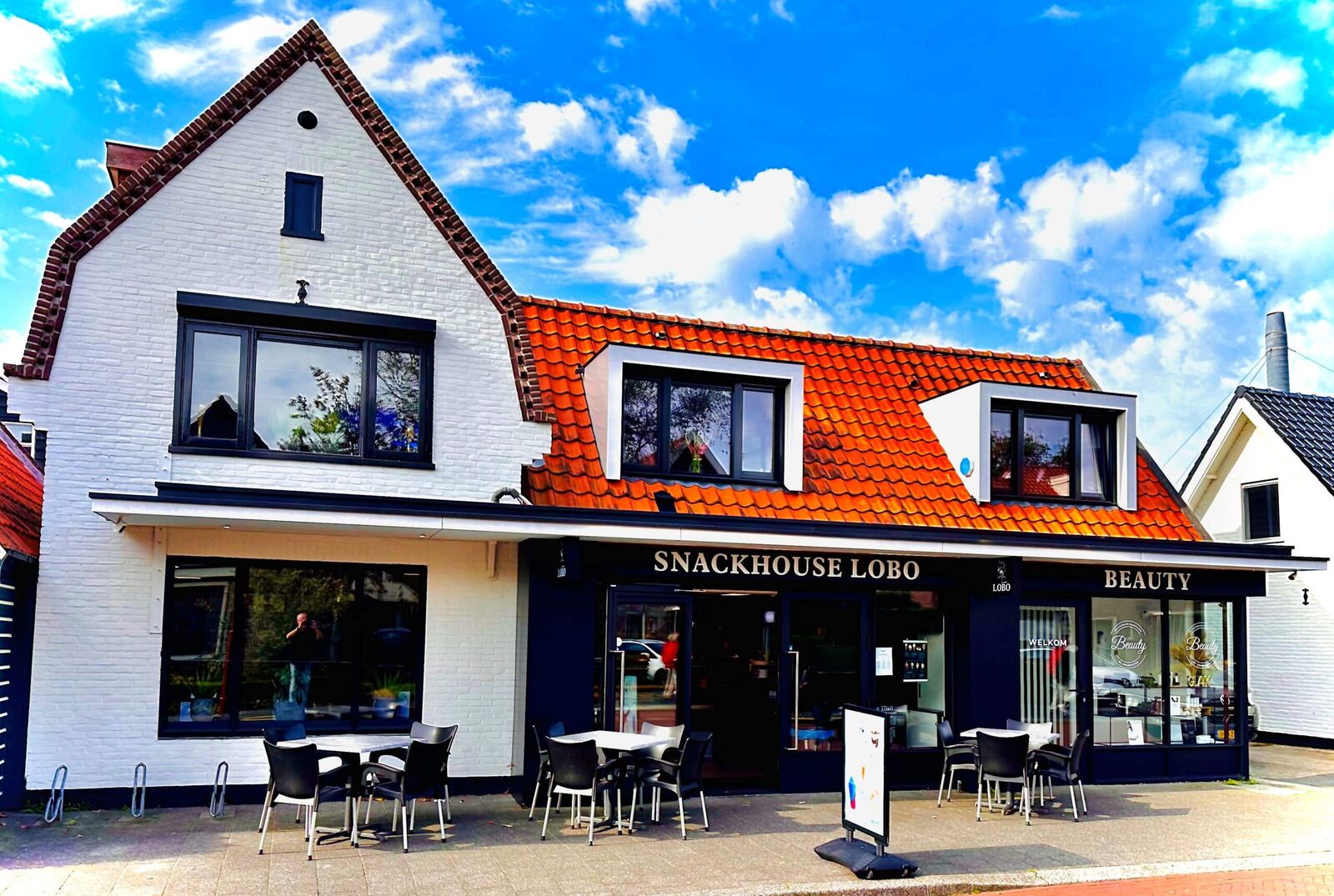 De gevel van Snackhouse LOBO aan de Herenweg in Oudorp