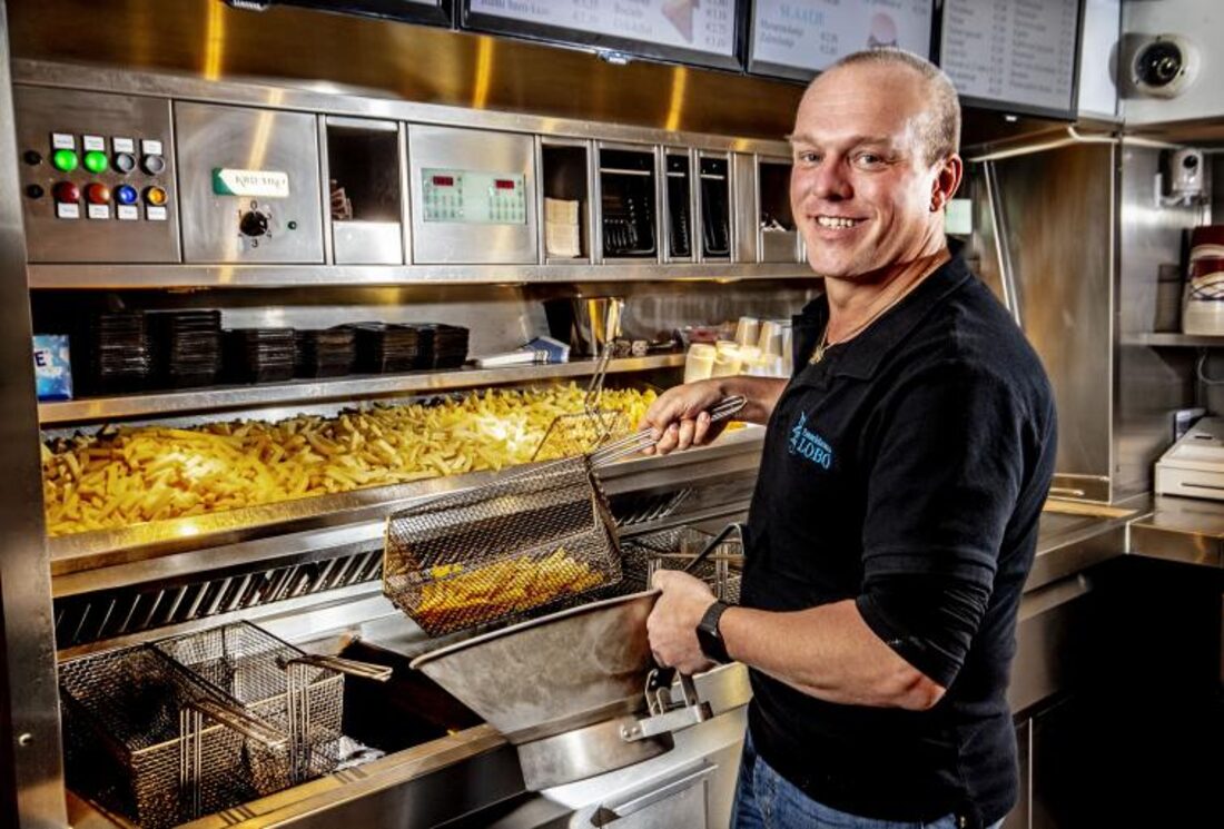 Maico Visser bakt verse friet achter de frituur van Snackhouse LOBO